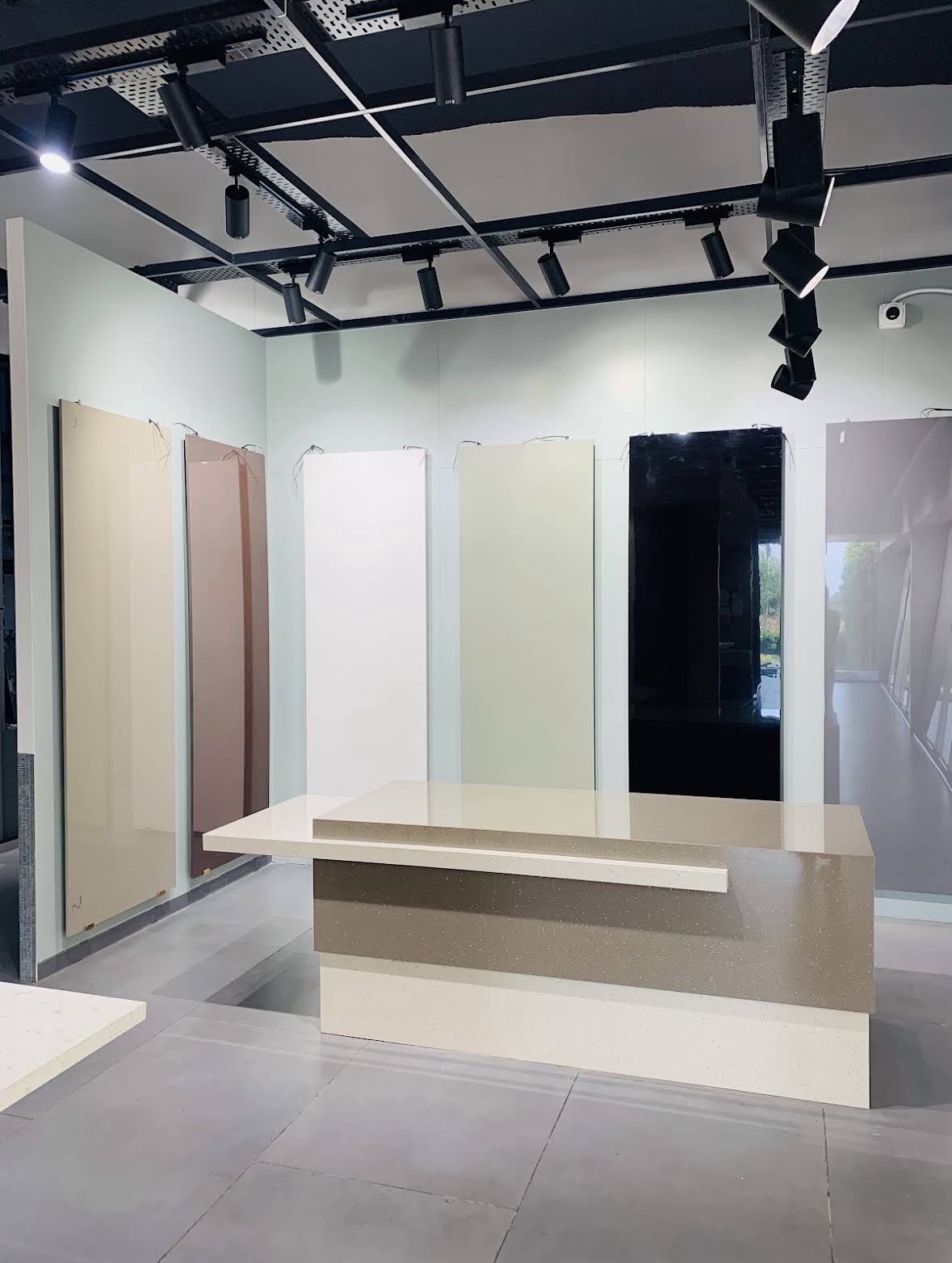 Quartz island display with full slabs behind